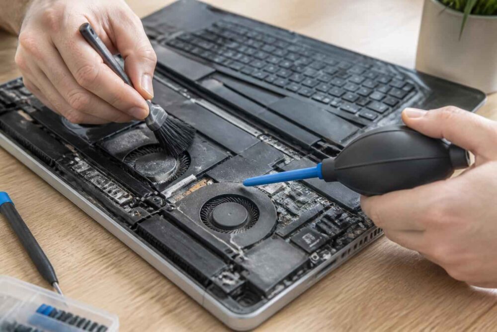 Czyszczenie wentylatora i podzespołów laptopa pędzelkiem oraz gruszką powietrzną