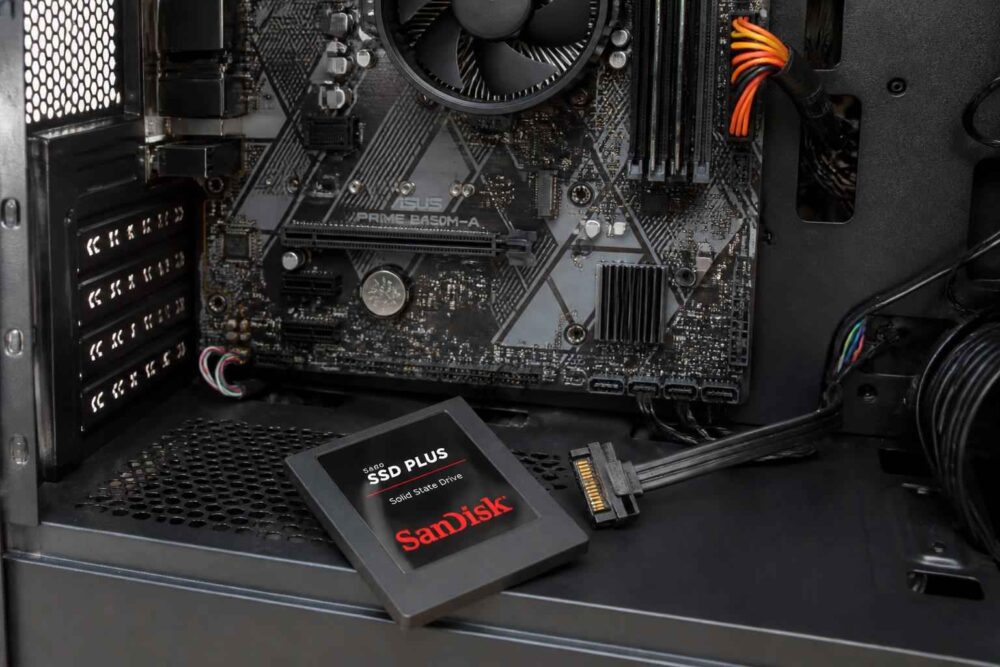 Dysk SSD SanDisk umieszczony wewnątrz obudowy komputera obok płyty głównej