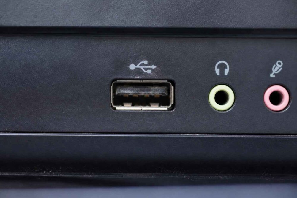 Port USB oraz zielone i różowe gniazda słuchawkowe i mikrofonowe w komputerze